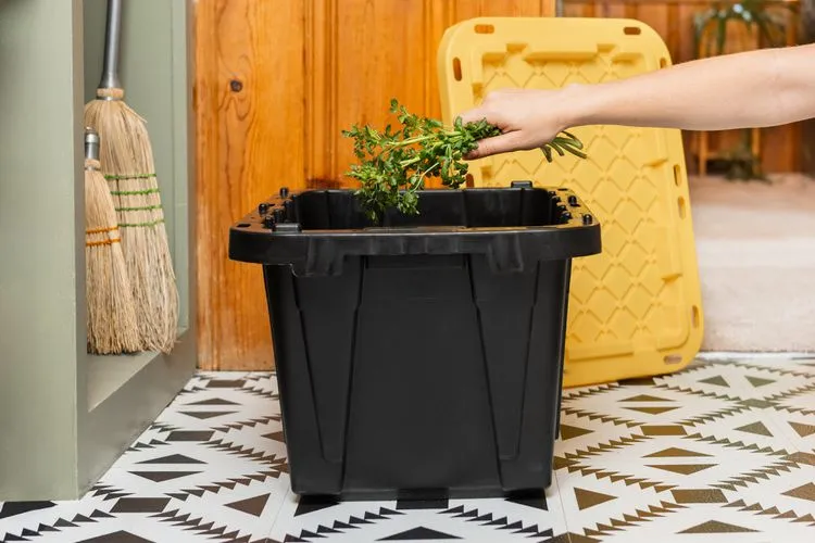 vermicomposting-setting-up-a-worm-bin-2539503-hero-940852459d904283b553e44f156c102c