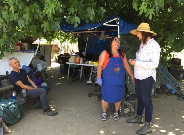 Visitar las granjas Mien le facilita a Lloyd (derecha) la tarea de hacer demostraciones para los granjeros que no hablan un inglés fluido.