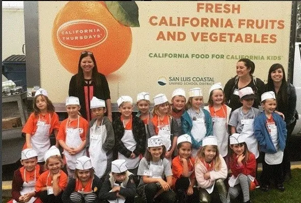 Los camiones de entrega tapizados con propaganda que promueve los alimentos saludables. Fotografía: @slcusdfood