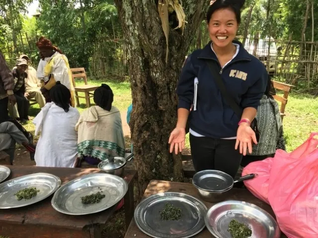 Lauren durante una prueba de degustación en otra comunidad llamada Gurumo Koysha, donde los granjeros prefirieron abrumadoramente las hojas de camotes sofritas sobre la col rizada sofrita. La actividad tenía el propósito de ser una prueba a ciegas, pero Lauren reportó que mantener los platillos en secreto fue más difícil de lo originalmente planeado.
