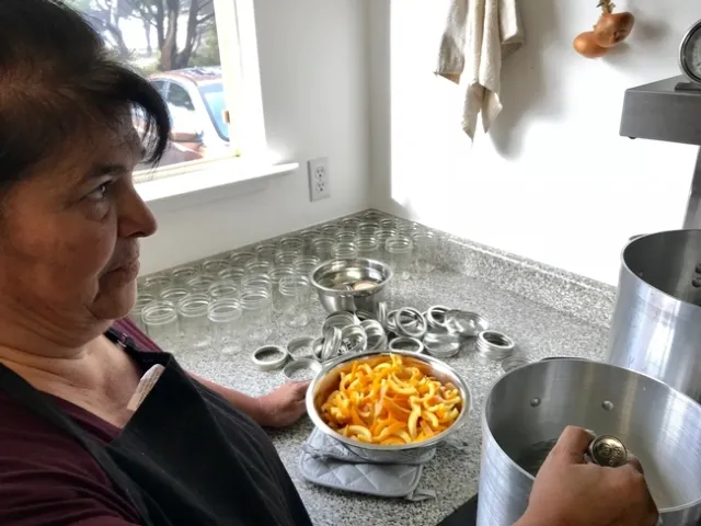 Lena McCovey, maestra en conservación de alimentos de UC se prepara para caramelizar cáscaras de naranja. (Fotografía: Barbara Goldberg)