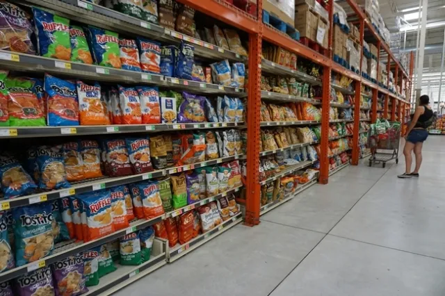 Las papitas fritas se encuentran en muchas ubicaciones dentro de las tiendas de comestibles.