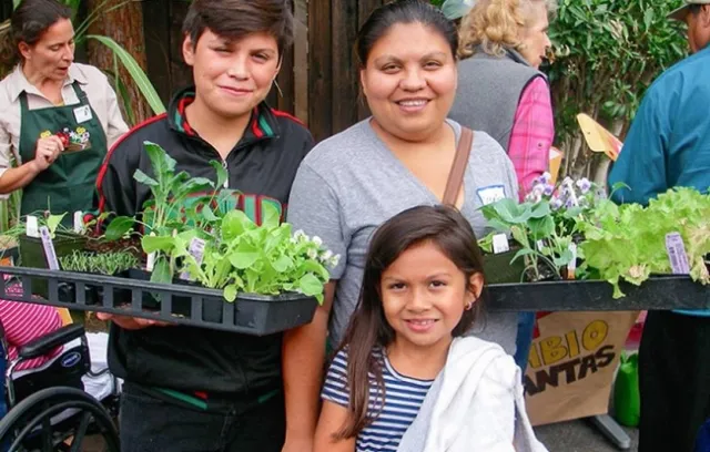 familia con plantas