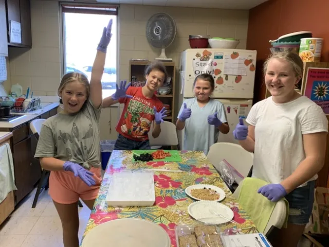 Una de las fortalezas del programa de nutrición de CalFresh Healthy Living de UC es que capacita a los adolescentes para que puedan tomar la iniciativa en la preparación de los platillos en la cocina. Fotografía por Cailin McLaughlin. Los participantes cuidaron del huerto del centro Foothill Indian Education Alliance y cosecharon los ingredientes para sus platillos nativos. Fotografía por Cailin McLaughlin
