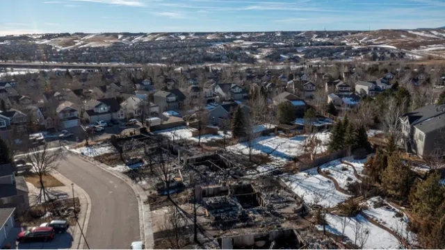 El incendio de Marshall siguió el conjunto de bardas de madera hasta que la nieve extinguió el fuego el 30 de diciembre del 2021. Fotografía cortesía del Insurance Institute for Business and Home Safety