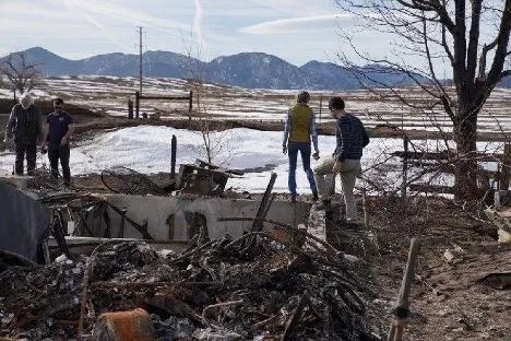 De izquierda a derecha Steve Quarles, Daniel Gorham, Yana Valachovic y Faraz Hedayati examinan los daños causados por el incendio de Marshall y señalan la conexión entre el pastizal y las bardas. Gorham y Hedayati son científicos del IBHS. Fotografía de IBHS