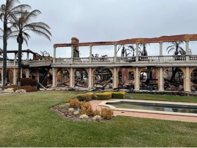 Las brasas del incendio Coastal que ardían en la vegetación se introdujeron hasta la casas del Condado de Orange a través de las rejillas de ventilación que no estaban diseñadas para resistir las brasas. Fotografía por Yana Valachovic