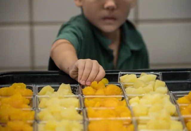 Estudiante seleccionando comidas escolares
