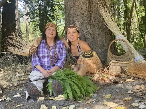 “Estamos aprendiendo a reconectarnos con el lugar a través de este proyecto”, expresó Kathy McCovey (izquierda) quien aparece en la fotografía con su compañera Lisa Hillman, practicante cultura Karuk y colaboradora del proyecto.