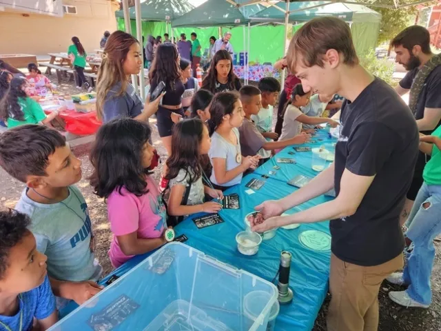 Las actividades de ciencias del medio ambiente en el campamento incluyeron el estudio de las arañas y muchos otros insectos. Todas las fotografías por Susan Weaver.