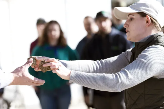 Hope Zabronsky del Programa de Agricultura Climáticamente Inteligente de UC muestra la importancia de la estructura de la tierra durante un taller sobre cultivos de cubiertas vegetales.