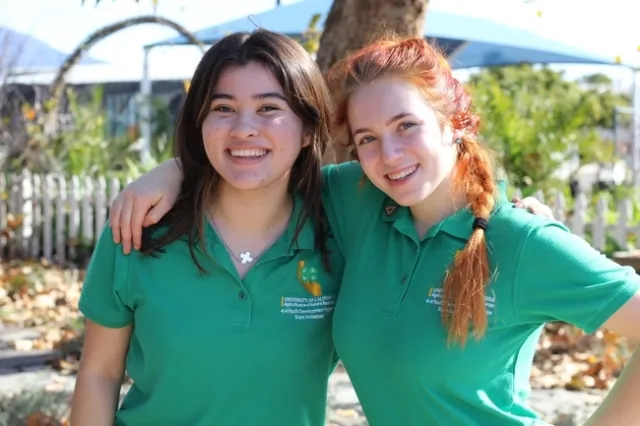 Michaela y Laurelyn, embajadoras estatales de 4-H y miembros antiguos de 4-H del condado de Orange.