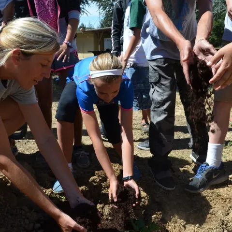 PLT kids digging