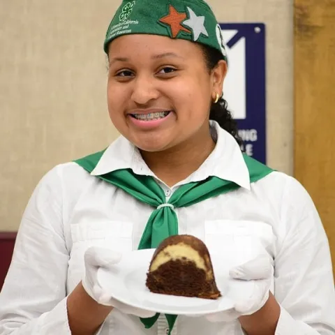 Celeste Harrison con su postre ganador chocoflan. (Fotografía por Kathy Keatley Garvey)