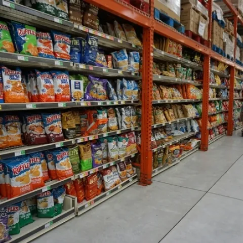 Las papitas fritas se encuentran en muchas ubicaciones dentro de las tiendas de comestibles.