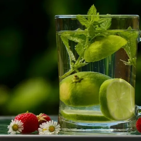 Agua con infusión de frutas es un refrescante substituto de las gaseosas azucaradas.