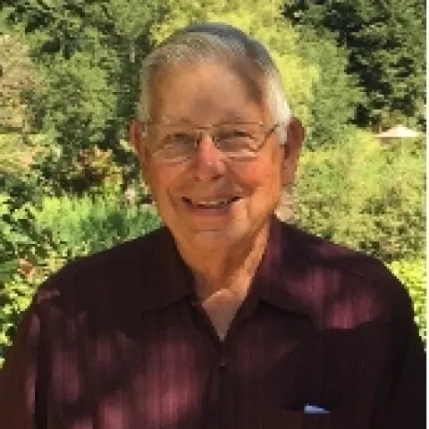 Earl Holtz
