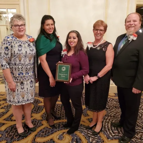 El equipo de la Iniciativa Latina de 4-H: Lynn Schmitt-McQuitty, Claudia Díaz Carrasco, Liliana Vega, Lupita Fabregas y Russ Hill. - - “En este evento se siguieron todos los protocolos de seguridad y vacunación contra el COVID-19”.