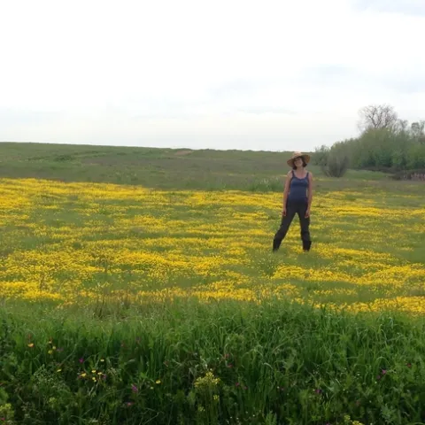 La investigadora Julia Michaels de pie en un área de plantas endémicas de las zonas altas de California. Fotografía cortesía de Julia Michaels