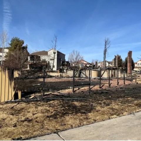 El panorama después del incendio de Marshall en Boulder, Colorado ilustra la línea que el fuego siguió del pasto a las bardas y de las bardas a las casas. Fotografía por Yana Valachovic