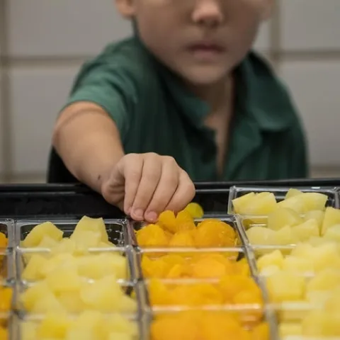 Estudiante seleccionando comidas escolares