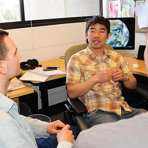 Community ecologist Louie Yang, professor in the Department of Entomology and Nematology, chats with students. (Photo by Kathy Keatley Garvey)