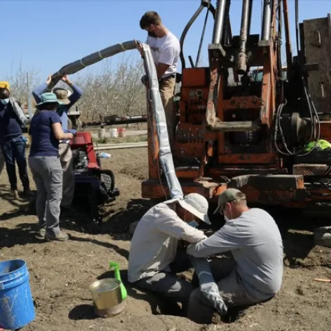 Investigadores de UC Davis insertan un dispositivo que recolecta muestras de agua subterránea continuamente, ofreciendo información de tiempo real sobre el movimiento del contaminante nitrato. Fotografía por Isaya Kisekka