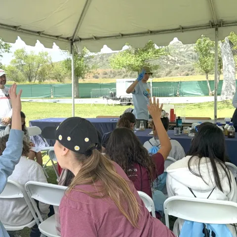 Asesores de UCCE South Coast se reunieron con niños del condado de Orange para mostrarle es proceso de filtración del agua.
