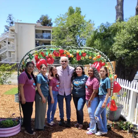 Santos Lopez con un grupo de voluntarios de Master Gardeners