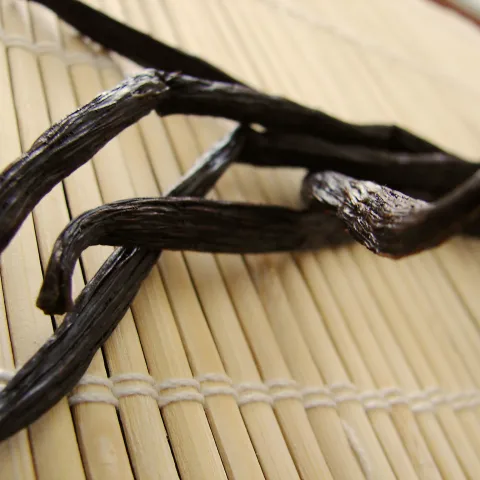 vanilla beans on bamboo mat