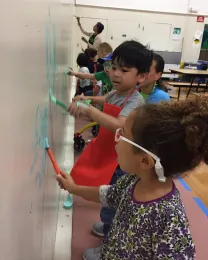 Los estudiantes de la escuela preescolar Burbank ayudaron a pintar el mural.