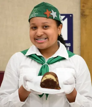 Celeste Harrison con su postre ganador chocoflan. (Fotografía por Kathy Keatley Garvey)