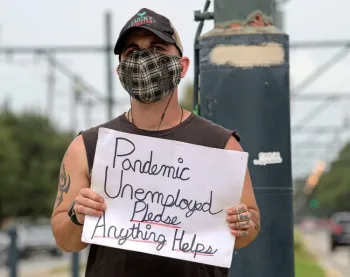 hombre desempleado en busca de empleo