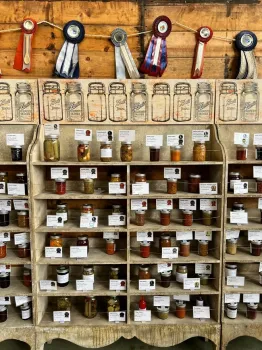 Alimentos envasados por el programa de Maestros Conservadores de Alimentos del condado de Orange.