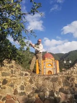 El especialista en entomología Mark Hoddle, de UCCE aparece en México en busca de gorgojos del aguacate. Fotografía por Mark Hoddle de UC Riverside