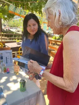 Silvia Almaraz, representante del destilado Agua Miel, y Louise Jackson, profesora emérita de Extensión Cooperativa, hablan sobre la guía basada en la investigación para el cultivo del agave en California.