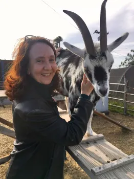 Surls, quien aparece aquí durante su visita a una granja urbana en San Diego, expandió durante su carrera la creación de huertos escolares y comunitarios al trabajar con granjas urbanas. La experta creó un sitio web sobre agricultura urbana, con recursos que abarcan la administración de empresas, seguridad alimentaria, comercialización y normativas.