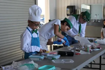 Michaela y Laurelyn, embajadoras estatales de 4-H y miembros antiguos de 4-H del condado de Orange.